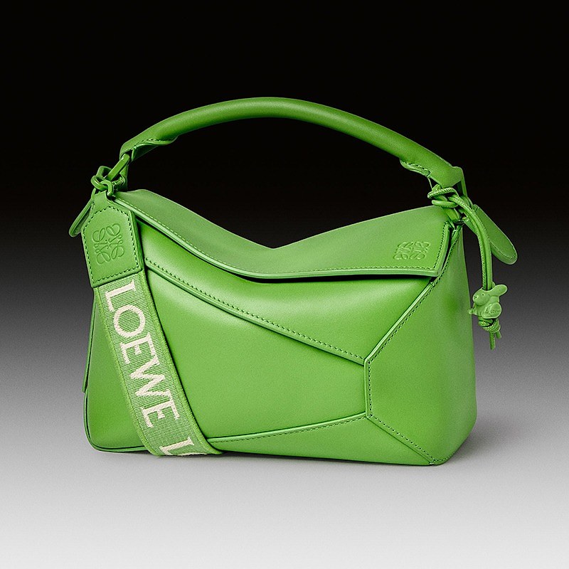 新包| LOEWE 上架「中国单色釉」系列手袋：灵感源自中国单色釉陶瓷